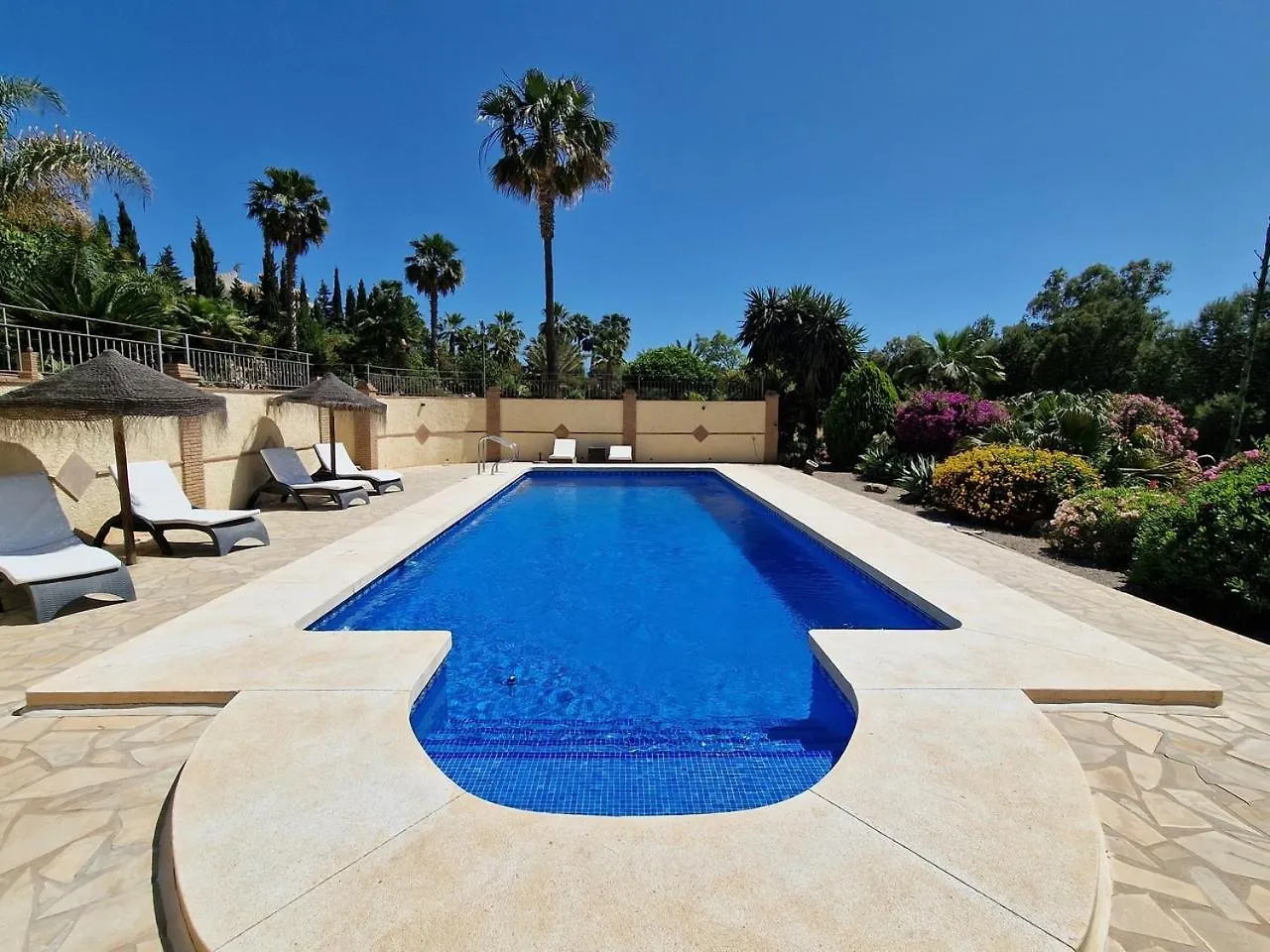 Exclusive Lakeside Villa With Private Pool & Total Privacy Vinuela 0*,