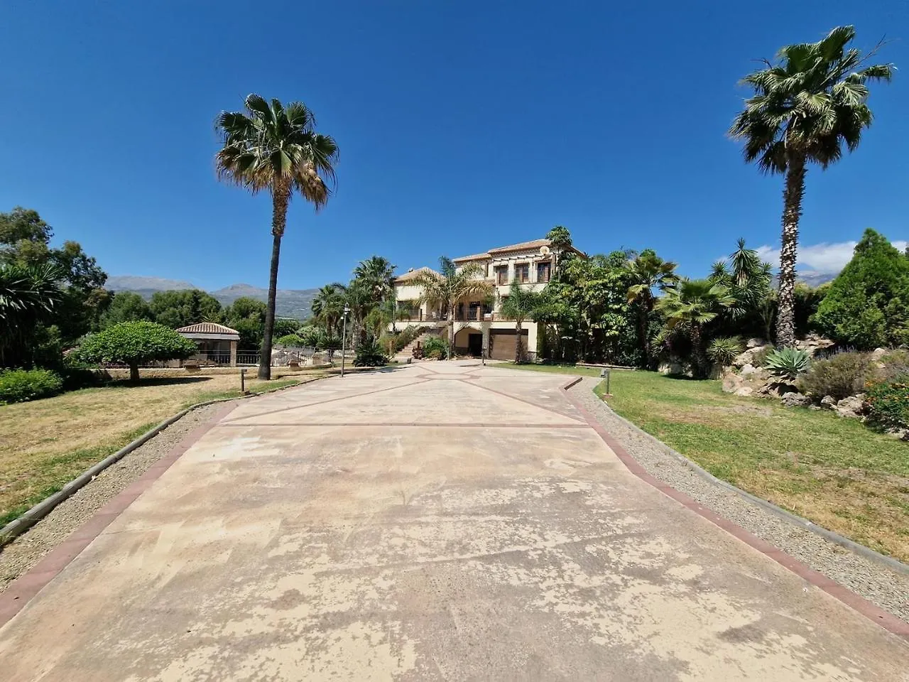 Exclusive Lakeside Villa With Private Pool & Total Privacy Viñuela
