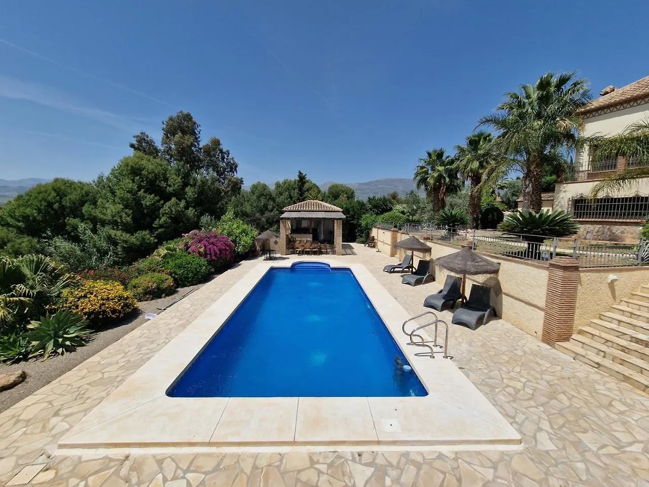 Exclusive Lakeside Villa With Private Pool & Total Privacy Viñuela إسبانيا