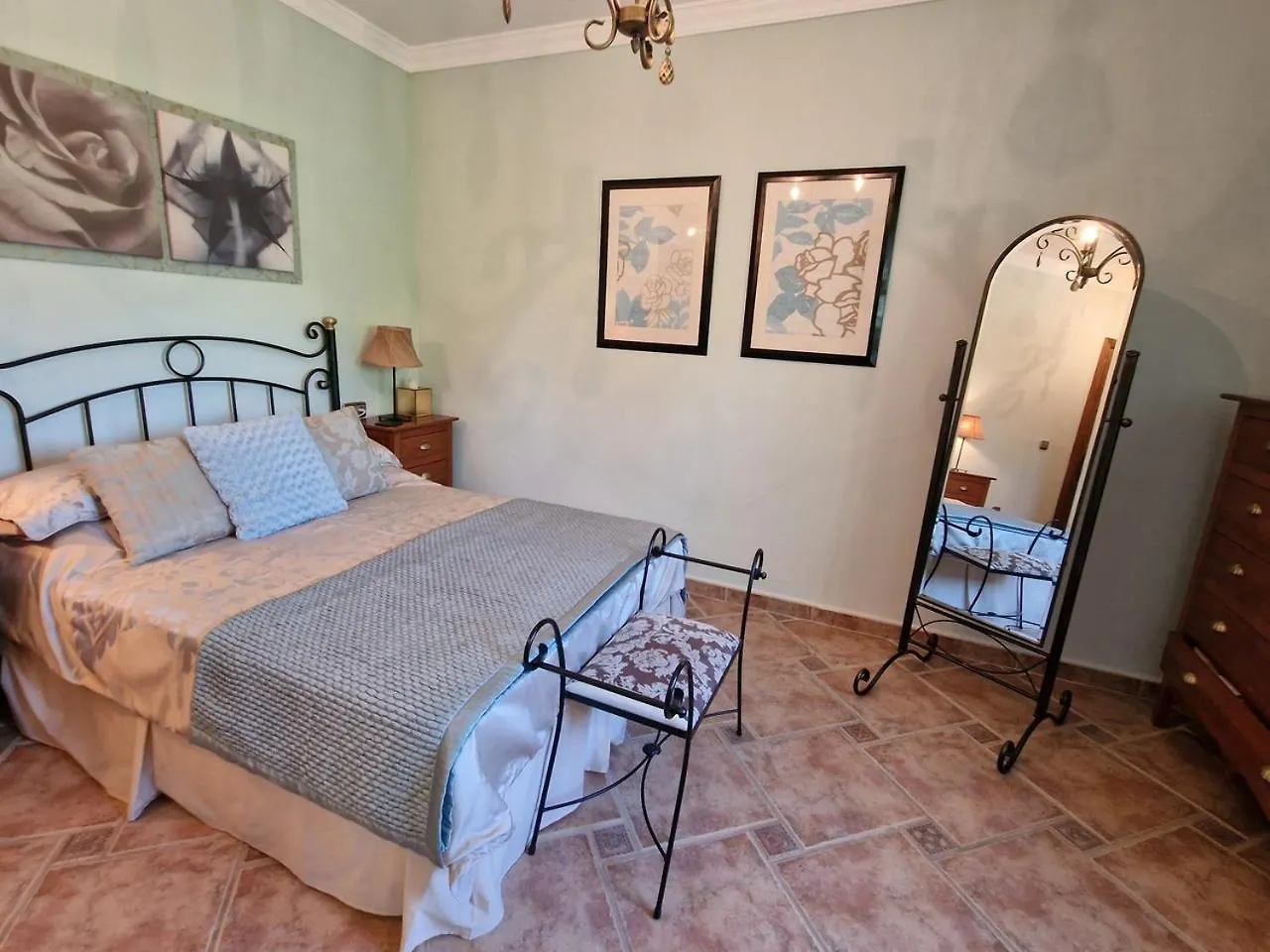 Exclusive Lakeside Villa With Private Pool & Total Privacy Viñuela